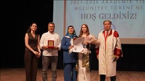 932c9262-682e-4b68-ba59-71fb90da49fe-fakulte-birincisi-ve-ailesi-rektor-hoca-ile.jpg
